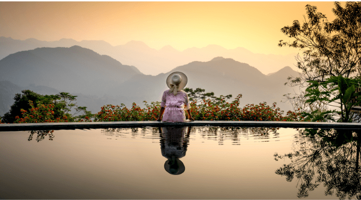 Escuchar espiritual, chica sentada mirando paisaje