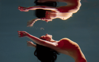 Volver al cuerpo. retrato-de-mujer-sumergida