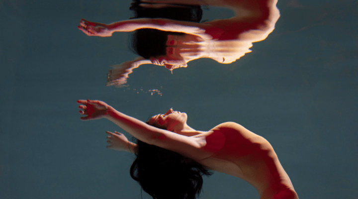 Volver al cuerpo. retrato-de-mujer-sumergida