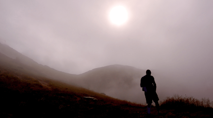 entender el miedo. silueta-de-un-hombre-en-un-dia-de-niebla